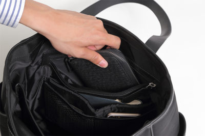 インナージッパー付き収納ポケットは、財布などの貴重品を入れるのに最適。長財布での充分なサイズがありがたい。
