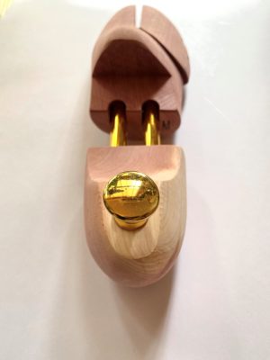 型崩れ防止はもちろん靴の中の湿気を吸収する効果（吸湿性）がある木製シューキーパー